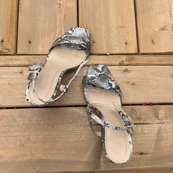 Heel sandals made by Truffle collection. Snake skin pattern size 37 - Picture 10 of 10